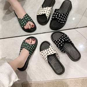 รองเท้าส้นตึกแฟชั่นฤดูร้อนสไตล์ใหม่สำหรับผู้หญิง สวมใส่สบาย ด้านในบุหนังแท้ พื้นยางกันลื่น - Product Image 4