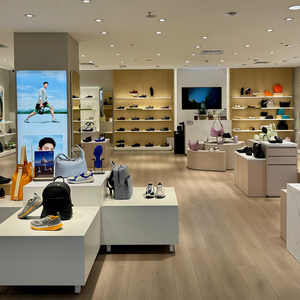 Espositori su Misura per Negozi di Scarpe e Borse, Scaffali e Vetrine in Legno per Negozi al Dettaglio Moderni - Product Image 2