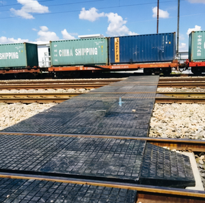Nouvelles plaques <span class=keywords><strong>de</strong></span> passage à niveau en caoutchouc pour la maintenance des voies ferrées, modèle <span class=keywords><strong>de</strong></span> <span class=keywords><strong>rail</strong></span> P50 <span class=keywords><strong>de</strong></span> 165 mètres, fabriquées en Chine FDS - Product Image 1