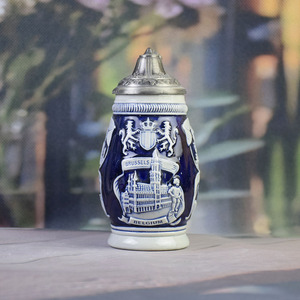 Jarra de Cerveza Multi-Ciudades de Bélgica - Jarra con Diseño de Monumentos de Bruselas/Gante/Brujas con Tapa Metálica - Product Image 1