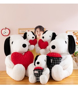 Vente en gros de jouets en peluche pour chien en forme 3D douce pour la Saint-Valentin, confession romantique, Snoopyes tenant une <span class=keywords><strong>fleur</strong></span> en forme de cœur, porte-clés en peluche pour chien - Product Image 1