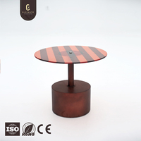 Table d'appoint d'inspiration architecturale avec plateau en verre graphique haute brillance et base en acier inoxydable massif pour les designers d'intérieur