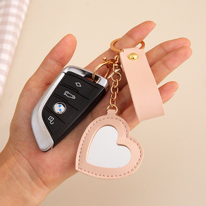 Llavero de cuero PU con diseño floral creativo de corazón redondo, accesorio de moda para bolso, adorno antipérdida para llaves - Product Image 3