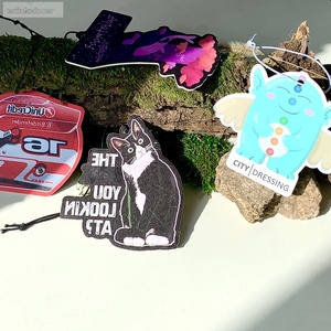 Ambientador de Coche de Alta Calidad con Aroma Intenso, Logotipo Personalizado, Iluminación Ambiental, Energía Solar, Aroma Duradero, Forma de Papel Troquelado - Product Image 4