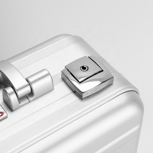 กระเป๋าเอกสารสำหรับแล็ปท็อปแบบชิ้นเดียวทำจากอะลูมิเนียมทั้งหมด พร้อมปรับแต่งขนาดและสีได้ บริการสร้างแบรนด์ OEM ให้บริการ ซับในแบบฟองน้ำ - Product Image 2