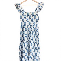 Robe longue en coton tissé imprimé à la main pour femme, avec base blanche éclatante et motifs floraux bleus vifs.