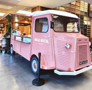 Camion de restauration mobile rose rétro personnalisé avec vitrine à beignets en verre, bar à café et expresso pour Cinema <span class=keywords><strong>Plaza</strong></span> - Product Image 4