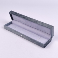 Boîte à bijoux longue en velours gris avec doublure en daim, logo personnalisé, fermeture à bouton-pression pour l'affichage en boutique de bijoux et l'emballage cadeau de marque