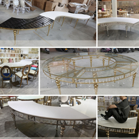 Table de salle à manger de luxe moderne pour hôtel et mariage avec plateau en verre trempé, structure en acier inoxydable doré, design serpentin en forme de S