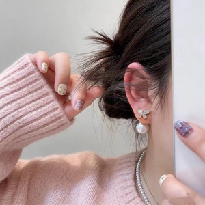 Boucles d'oreilles tendance en zircon micro-incrusté avec perles en forme de papillon pour femmes, accessoires de bijoux élégants et raffinés, style luxe léger - Product Image 3
