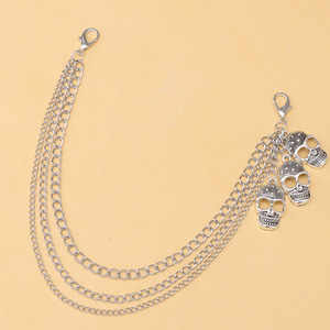 Sac à bandoulière noir à texture crocodile avec breloques tête de mort argentées et sangle à chaîne multicouche pour femme - Product Image 6