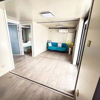 Maisonnette préfabriquée en conteneur pour vacances à la plage avec balcon, cabane isolée préfabriquée pour séjour en bord de mer et utilisation en complexe hôtelier