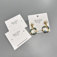Cartes de présentation de bijoux personnalisées en gros avec trou de suspension, cartes pour boucles d'oreilles, étiquettes en papier kraft personnalisées pour l'emballage de bijoux