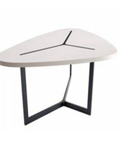 Table de restaurant en pierre artificielle au toucher, design d'intérieur élégant et artistique