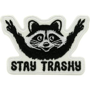 Parche Termoadhesivo Bordado de Mapache 'Stay Trashy' para Sombreros y Mochilas, 2-3 Pulgadas, Blanco y Negro, Fieltro No Tejido - Product Image 1