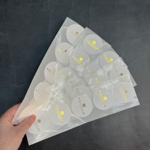 Étiquettes suspendues blanches personnalisées avec estampage à chaud doré - Étiquettes de vêtements de marque de luxe avec cordon pour les vêtements - Product Image 5