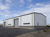 Bâtiment industriel personnalisé en structure d'acier avec toit à joint surélevé, prêt pour l'installation de panneaux solaires, pour entrepôt, atelier métallique, garage et stockage