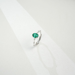 Niche Design Romantic Oval Cut <b>Emerald</b> Gemstone <b>Ring</b> with Rhodium Plating 925 <b>Silver</b> - Product Image 3