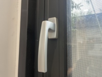 Ventana Abatible de Aluminio Moderna y de Lujo, con Barras de Seguridad Decorativas, Vidrio Low-E, Sistema de Rotura Térmica, Certificación Energy Star