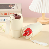 La tasse isotherme géante est conçue pour une grande capacité, avec un design doté d'une paille. C'est idéal pour une utilisation en extérieur, une portabilité optimale ou des voyages en voiture.