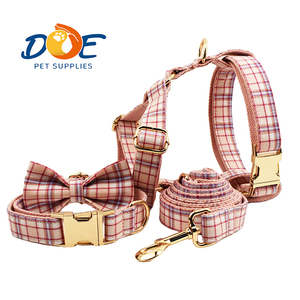 Collare personalizzato a quadretti rosa Doe Pet con papillon abbinato e guinzaglio per cani - Product Image 1