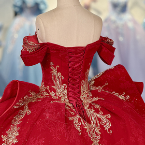 Robe de bal longue rouge Quinceañera Dy6980 avec dentelle dorée, appliques florales, volants, épaules dénudées et traîne chapelle pour anniversaire - Product Image 6