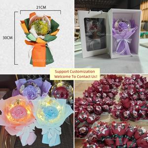 Bouquet di bambole in acrilico con palloncini con tocco di rose secche di natale di vendita calda - Product Image 4