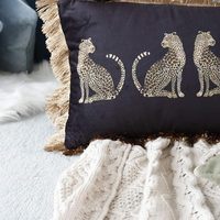 Housse de coussin décorative en velours imprimé léopard avec pompons, motif léopard