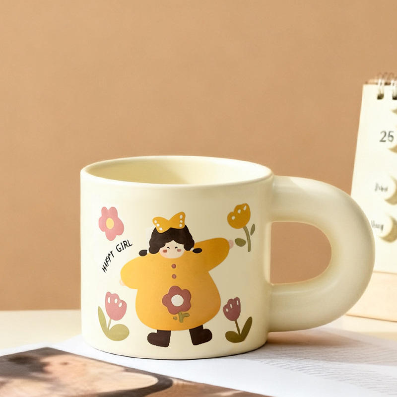 Fille en jaune, coupe potelée