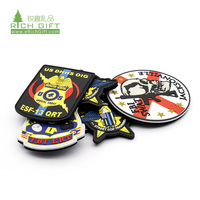 Personnalisable en relief 3D en caoutchouc souple PVC Pirate Logo Pin Badge à coudre Fabriqué en Chine