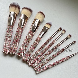 Juego de 9 Brochas de Maquillaje con Cristales de Imitación, Herramienta de Maquillaje Brillante de Alta Calidad en Rojo, Dorado y Rosa para Corrector y Delineador - Product Image 2