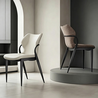 Chaise de salle à manger minimaliste moderne avec dossier rembourré en cuir, structure en acier – Design de luxe léger pour la maison et les cafés