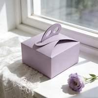 Boîtes en papier kraft plates sur mesure en violet romantique avec poignées découpées, conçues pour l'emballage de petits cadeaux tels que des bijoux
