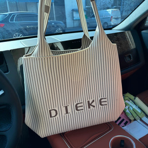 Sac fourre-tout décontracté grande capacité pour femme en tissu tissé, design <span class=keywords><strong>de</strong></span> niche, plissé, à porter à la main, à l'épaule ou sous le bras, résistant à l'<span class=keywords><strong>eau</strong></span>, avec chaînes - Product Image 5