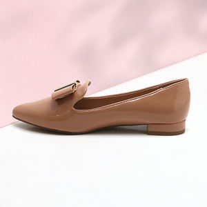 Chaussures plates élégantes à bout pointu pour femme, ornées, couleur <span class=keywords><strong>nude</strong></span>, confortables, ajustables, collection Printemps-Été, prêtes à être expédiées – Stock Chickita - Product Image 2