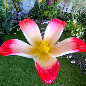 Lumière décorative en fibre de verre à motif floral avec détails de pétales 3D pour la décoration paysagère artistique et les arrangements floraux - Product Image 1