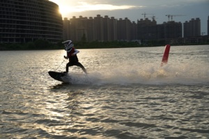 Planche <span class=keywords><strong>de</strong></span> surf électrique super rapide 15000W avec une vitesse <span class=keywords><strong>de</strong></span> 50 km/h pour l'entraînement au surf, l'école et le surf gratuit partout - Product Image 2