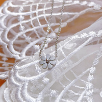 Collier en acier inoxydable avec pendentif fleur petite marguerite élégant pour femme, idéal pour le quotidien et comme cadeau de Saint-Valentin - Vente en gros
