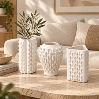 Vase en céramique Art Déco imprimé en 3D avec texture inspirée des écailles et surface sculpturale, décoration d'intérieur écologique faite à la main