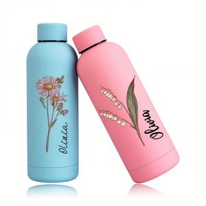 Bouteille d'eau avec fleur de naissance, gobelet de voyage en acier inoxydable de 17 oz avec nom, cadeau personnalisé pour maman - Product Image 1