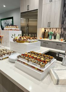 Set di riser cibo cilindro personalizzato buffet rosso grande tavolo scaffale trasparente bianco bianco acrilico buffet display alzate - Product Image 2