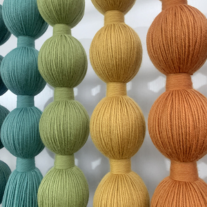 Decorazione da Parete Boho in Macramè con Bolle Multicolore in Lana per Compleanni e Anniversari - Product Image 3