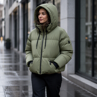 Veste courte à capuche en duvet vert armée pour femme