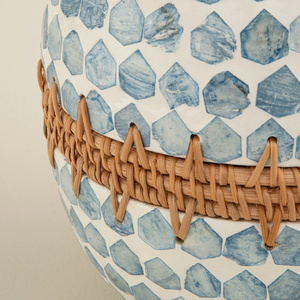 Vase décoratif moderne de luxe en rotin et incrustation de nacre bleue pour la décoration intérieure et les fleurs Vase de table - Product Image 4