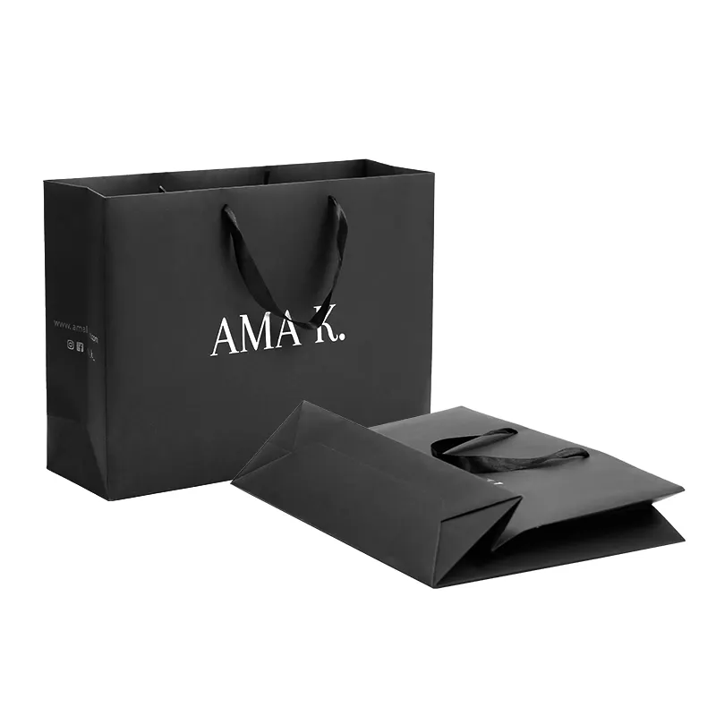 Saco de papel de compras preto fosco de luxo com logotipo para roupas, saco de embalagem personalizado para presente por atacado