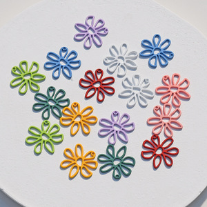 Breloques pendentifs en forme de fleur, en alliage, peintes par pulvérisation, multicolores, pour la fabrication de bijoux DIY, accessoires, vente en gros, printemps 2023 - Product Image 1