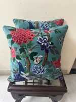 Housses de coussin en velours de coton de luxe, sur mesure et artisanales, pour une touche décorative. Transformez votre intérieur grâce à la texture opulente de la housse de coussin.