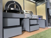 Structure de barbecue extérieure moderne haut de gamme avec barbecue à gaz en acier inoxydable et réfrigérateur pour les réceptions en plein air