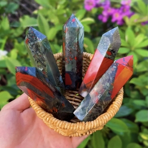 Tour de guérison en pierre de sang africaine hexagonale, pierre de cristal de guérison artisanale pour la décoration, vente en gros - Product Image 3