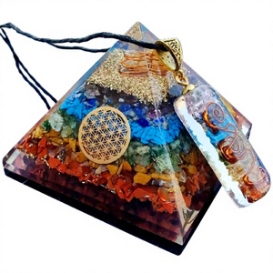 Pendentif Pyramide Orgone Sept Chakras Fait Main de Haute Qualité en Pierres Semi-Précieuses Naturelles pour Guérison Énergétique Reiki - Vente en Gros - Product Image 1